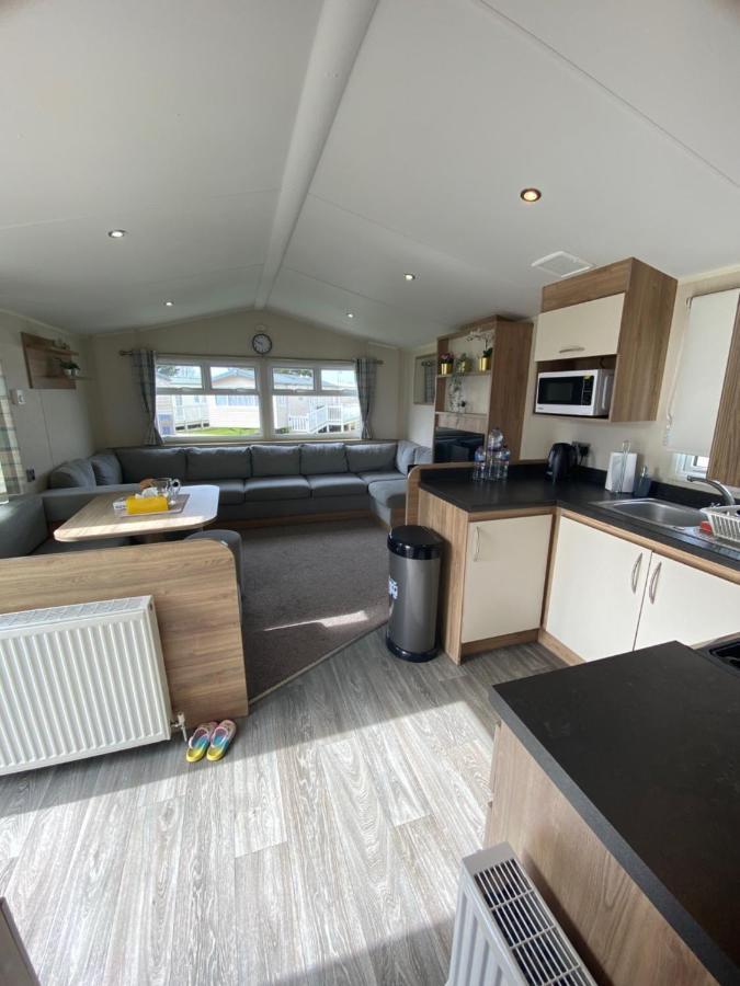 8 Bed Sun Decked Caravan Unlimited High Speed Wifi And Fun At Seawick Holiday Park Clacton-on-Sea Dış mekan fotoğraf