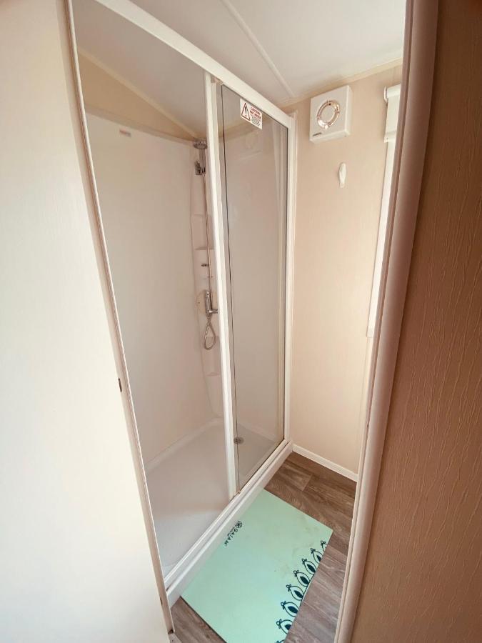 8 Bed Sun Decked Caravan Unlimited High Speed Wifi And Fun At Seawick Holiday Park Clacton-on-Sea Dış mekan fotoğraf
