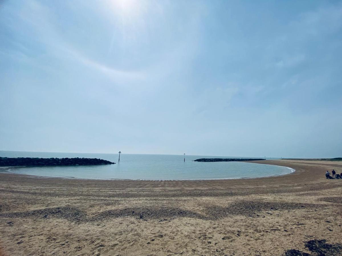 8 Bed Sun Decked Caravan Unlimited High Speed Wifi And Fun At Seawick Holiday Park Clacton-on-Sea Dış mekan fotoğraf
