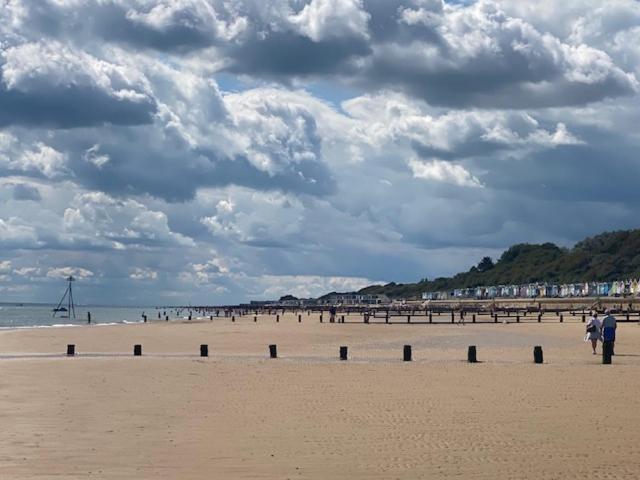 8 Bed Sun Decked Caravan Unlimited High Speed Wifi And Fun At Seawick Holiday Park Clacton-on-Sea Dış mekan fotoğraf